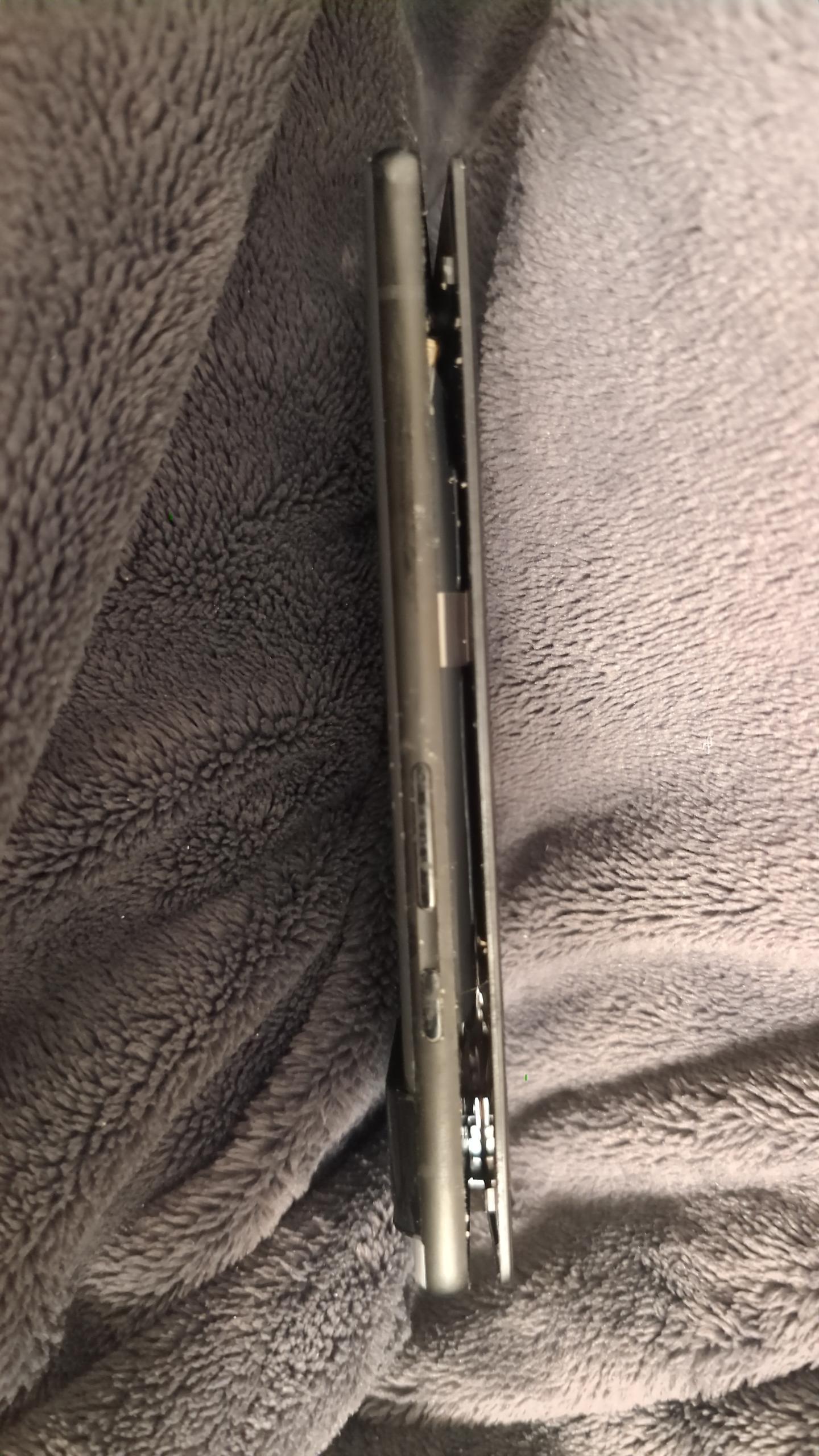 Google Pixel 6。バッテリーが膨張して液晶パネルが本体から外れている。